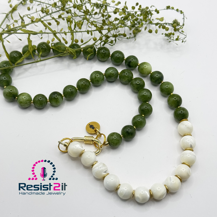 Midnight Reflections | Collier en pierres vertes et coquillage trochus