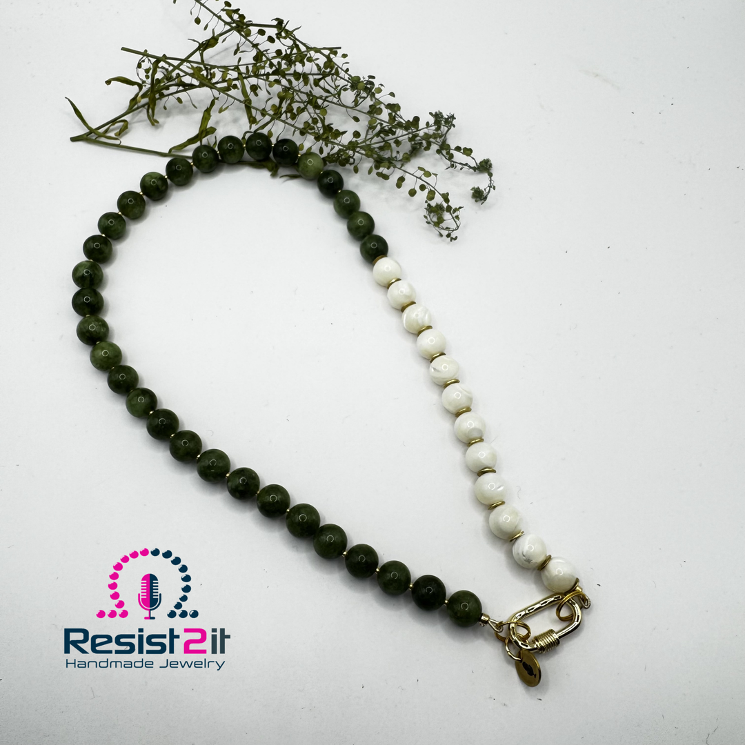 Midnight Reflections | Collier en pierres vertes et coquillage trochus