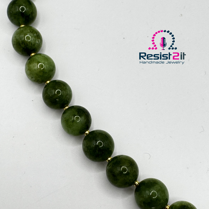 Midnight Reflections | Collier en pierres vertes et coquillage trochus