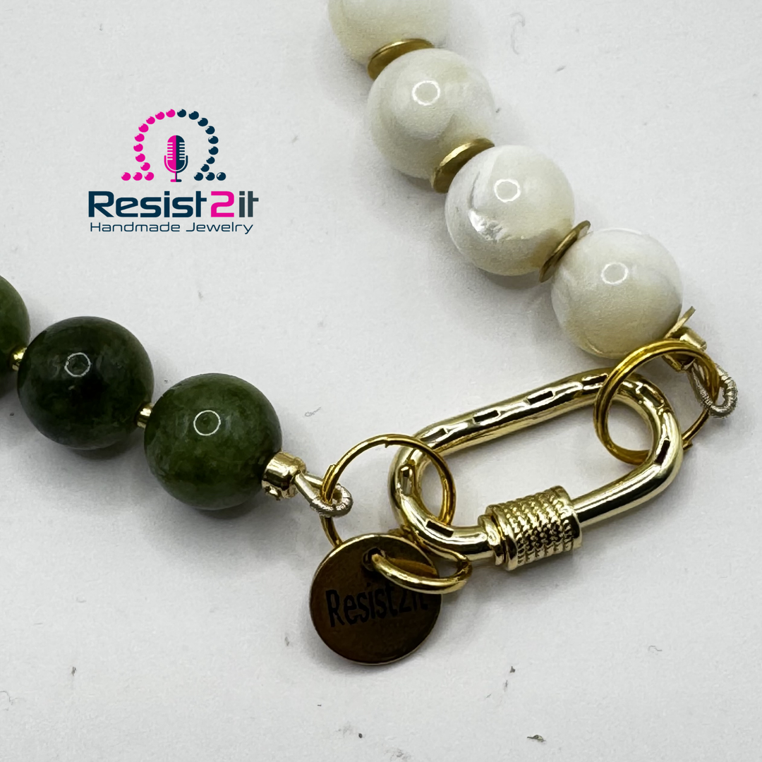 Midnight Reflections | Collier en pierres vertes et coquillage trochus