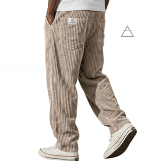 Pantalon Jules pour homme en velours côtelé sable, à coupe ample et taille élastiquée avec cordon de serrage.⠋