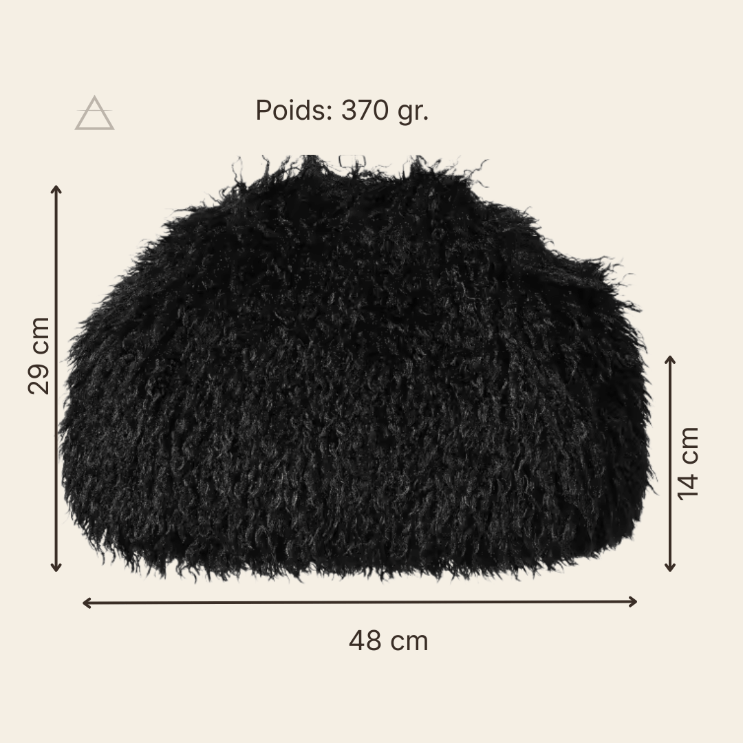 Sac pochette Soline oversize en coloris noir, photographié de face pour montrer sa forme arrondie et sa texture bouclée, avec les dimensions.