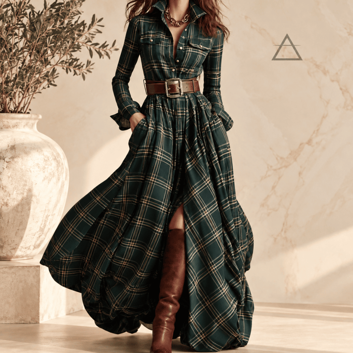 Robe longue Constance en coloris Forêt, à carreaux vert foncé et beige, portée avec une ceinture brune et des bottes hautes.