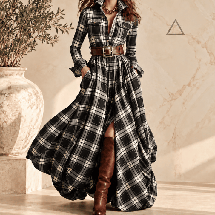 Robe longue Constance à carreaux noirs et ivoire, avec manches longues, ceinture brune et jupe ample.