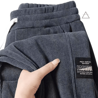 Pantalon Jules pour homme en velours côtelé gris perle, à coupe ample et taille élastiquée avec cordon de serrage, plié.