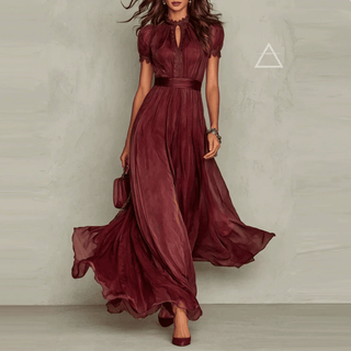 Robe longue Isaline en rouge bordeaux portée de face.