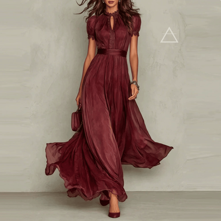 Robe longue Isaline en rouge bordeaux portée de face.