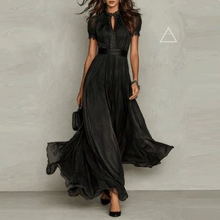 Robe longue Isaline noire portée de face, avec ouverture au col.