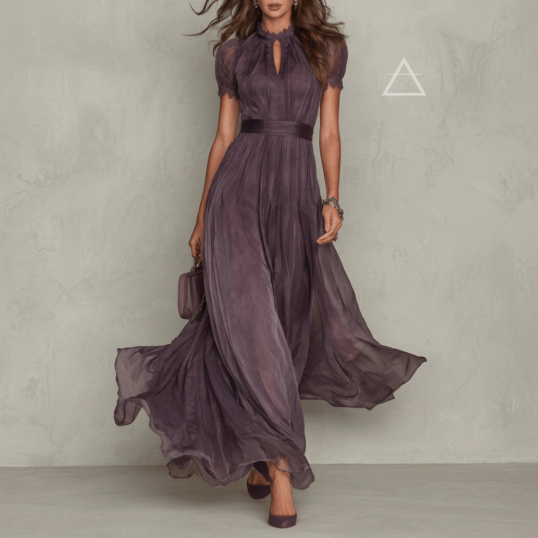 Robe longue Isaline en violet profond, vue de face portée, avec jupe en mouvement.