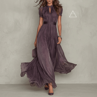 Robe longue Isaline en violet profond, vue de face portée, avec jupe en mouvement.