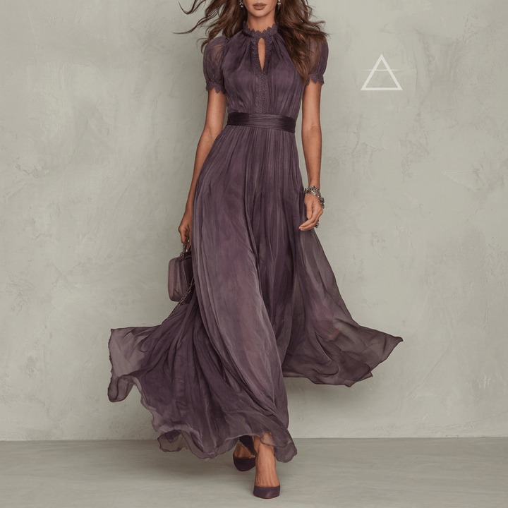 Robe longue Isaline en violet profond, vue de face portée, avec jupe en mouvement.