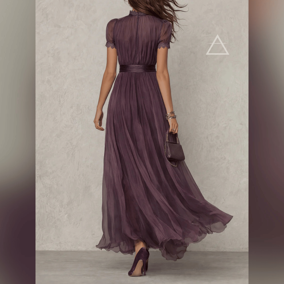 Robe longue Isaline en violet profond, vue de dos et taille soulignée.