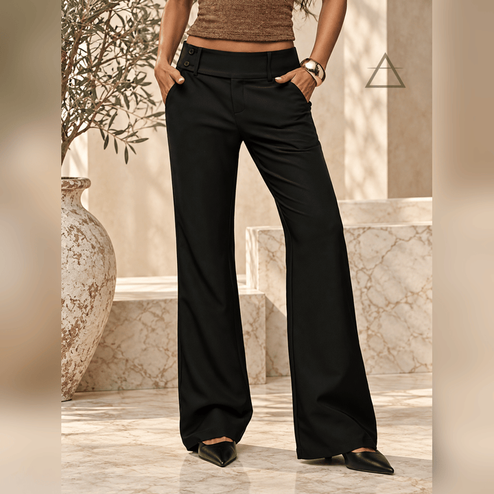 Pantalon palazzo noir à taille montée et poches latérales porté avec des escarpins noirs