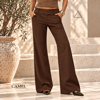 Pantalon palazzo camel (brun foncé) à taille montée et poches latérales porté avec des escarpins noirs