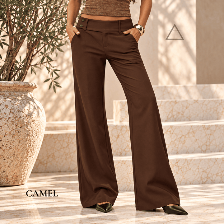 Pantalon palazzo camel (brun foncé) à taille montée et poches latérales porté avec des escarpins noirs