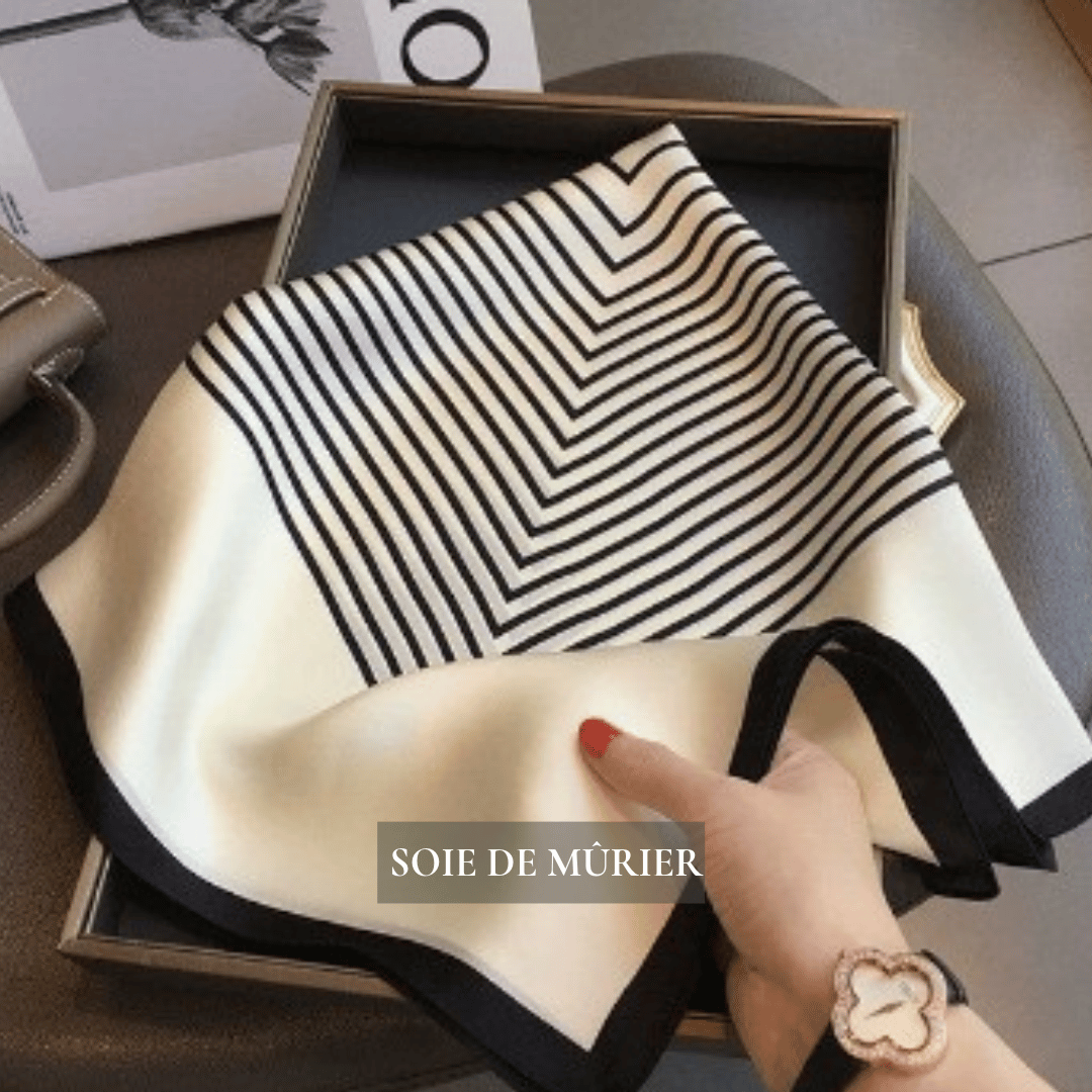 Carré Graphique Noir ivoire et noir, à rayures en chevrons et bordure noire, présenté dans une boîte.

