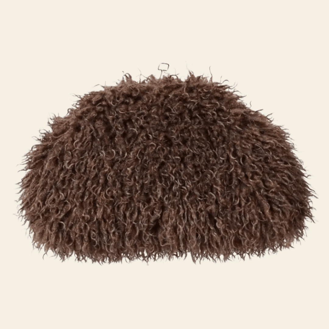 Sac pochette Soline oversize en coloris chocolat, photographié de face pour montrer sa forme souple et sa texture bouclée.