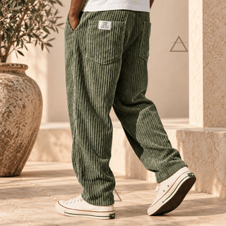 Pantalon Jules pour homme en velours côtelé vert mousse, à coupe ample et taille élastiquée avec cordon de serrage.⠋